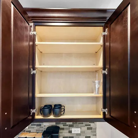 The Bucklogan Nest | Sleeps 6 | Walk To Blue Line Apartment